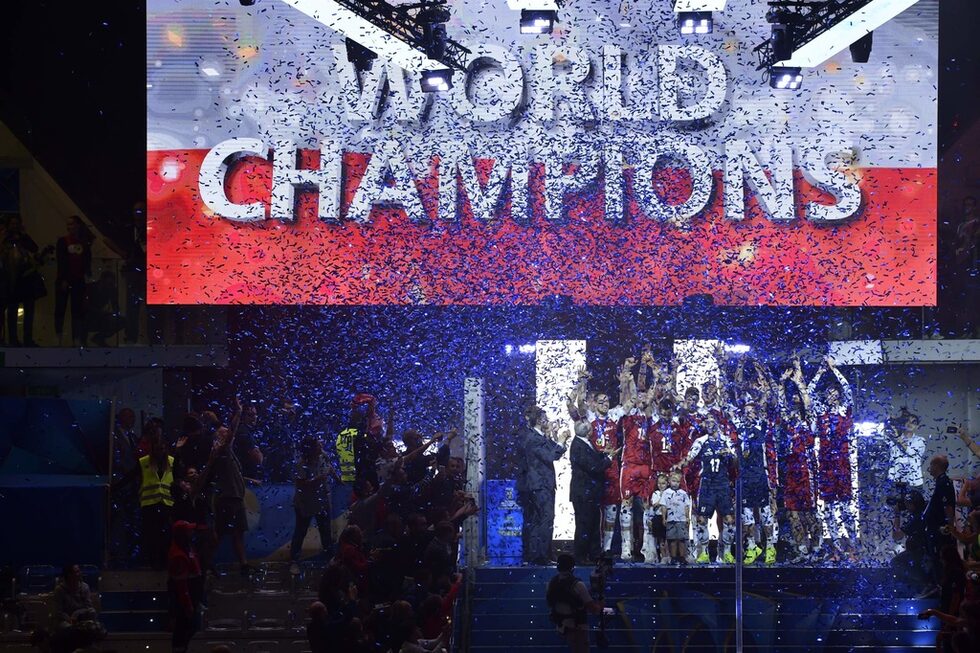 Волейболистите на Полша <a href="https://www.dnevnik.bg/sport/2018/09/30/3319211_polsha_otnovo_pokori_svetovniia_vruh_vuv_voleibola/" target="_blank">станаха световни шампиони за втори пореден път</a>. Воденият от Витал Хайнен състав отново победи Бразилия във финала и отпразнува бурно титлата си. Поляците се наложиха убедително с 3:0 в Торино.
