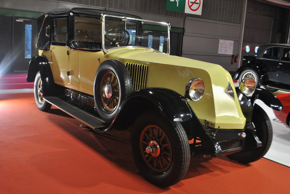 "Рено" 40 CV от 1924 година. Моторът е с шест цилиндъра, работен обем малко над 9 литра, а мощността е почти 149 конски сили.