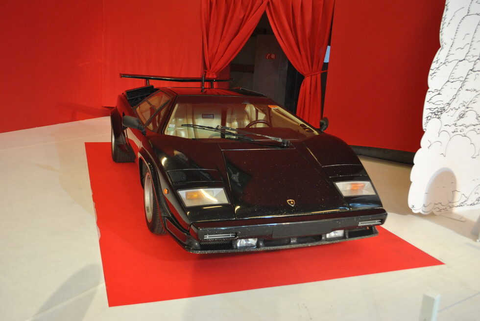 "Ламборгини" LP5000S от 1987 година. Моторът с 12 цилиндъра генерира 455 конски сили, а максималната скорост е 305 км/ч.