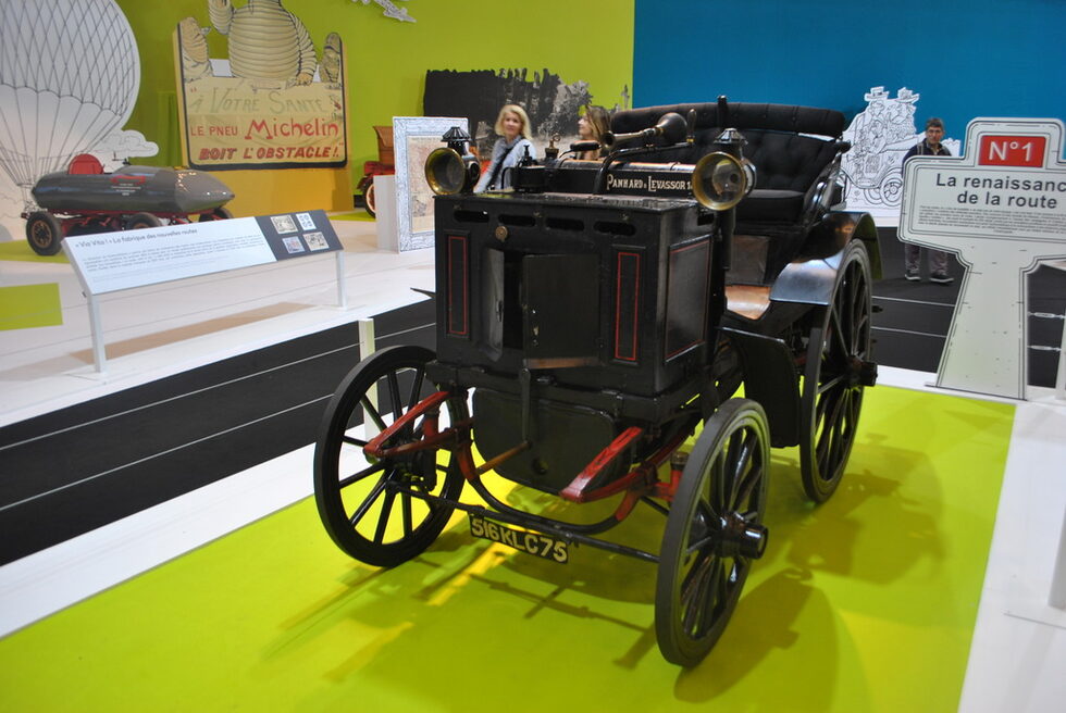 "Панар е Левасор" (Panhard et Levassor) от 1887 година. Френската компания е сред първите производители на автомобили, като използва двигател на "Даймлер", за който плаща лиценз.