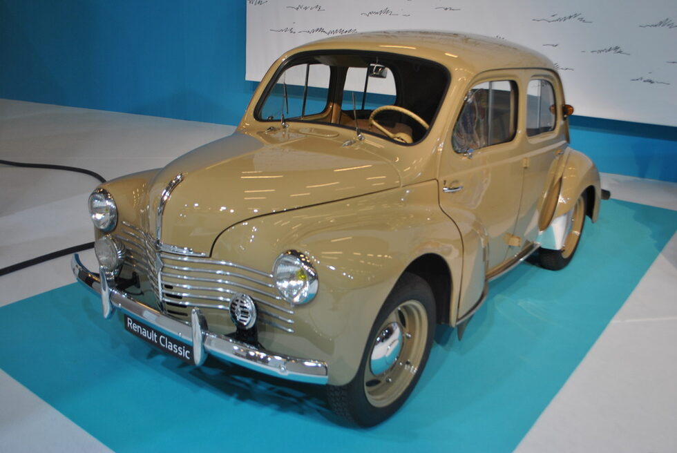 "Рено" 4 CV e първият следвоенен модел на френската компания. Появява се през 1947 година и се произвежда до 1961 година.