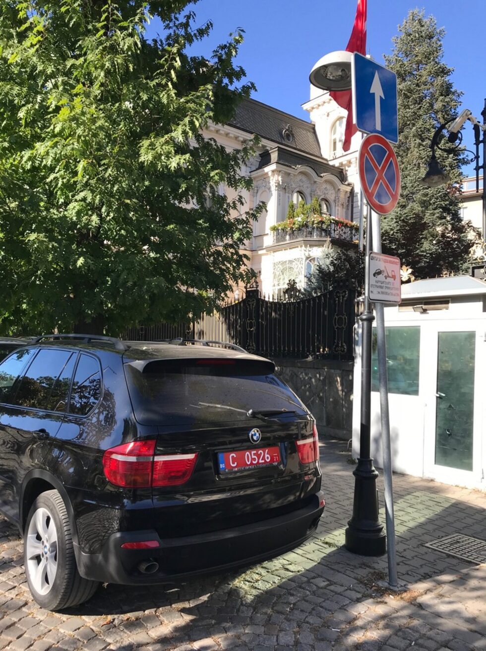 Допълнителна реакция на МВнР (16.10):<br />
<br />
Привет,<br />
&nbsp;<br />
В допълнение към обещаните мерки изпратихме нота на всички посолства &ndash; вижте последния документ в рубриката &bdquo;Циркулярни ноти&ldquo; тук<br />
<a href="https://www.mfa.bg/bg/aktualno/protokolen-spravochnik/tsirkuliarni-noti" target="_blank" data-saferedirecturl="https://www.google.com/url?q=https://www.mfa.bg/bg/aktualno/protokolen-spravochnik/tsirkuliarni-noti&amp;source=gmail&amp;ust=1539778999628000&amp;usg=AFQjCNFe-CYHn1NEbgqz5YNpWzBqaS7-EA">https://www.mfa.bg/bg/<wbr></wbr>aktualno/protokolen-<wbr></wbr>spravochnik/tsirkuliarni-noti</a><br />
&nbsp;<br />
Поздрави,<br />
Иван Димов<br />
<br />
*Снимката е от 27.09