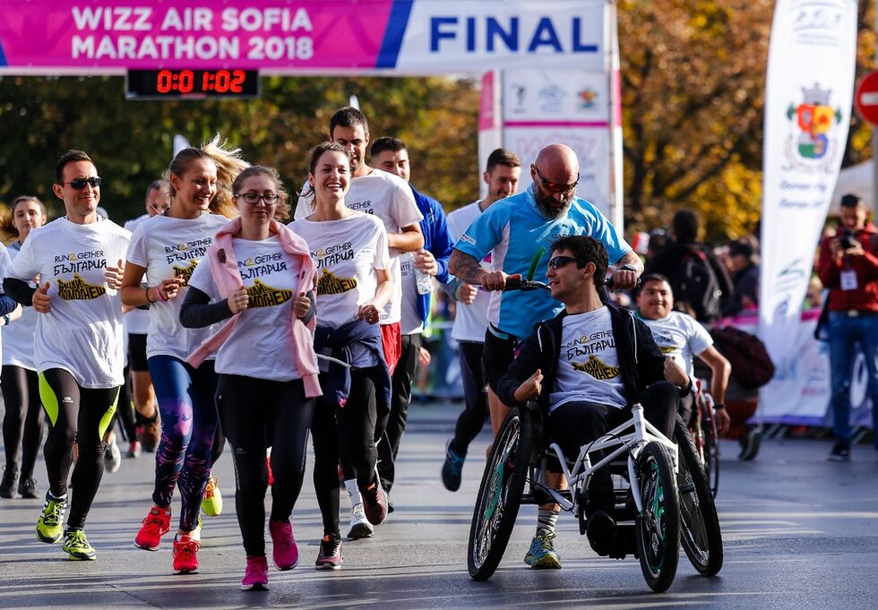 Над 5000 души от 48 държави <a href="https://www.dnevnik.bg/sport/2018/10/14/3327159_keniec_specheli_sofiiskiia_maraton_s_rekord/" target="_blank">се включиха в 35-ия маратон на София.</a>
