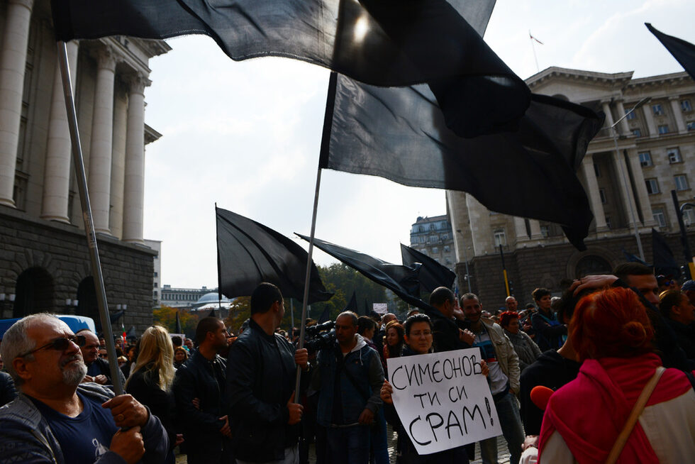 Около 14.30 часа протестиращите блокираха бул. "Дондуков" пред Министерския съвет, като той остана затворен за около час.