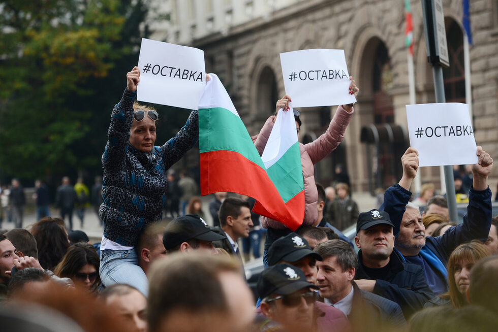 Около три часа след началото на протеста повече хора си тръгнаха, но пред сградата останаха представители на инициативата "Системата ни убива".<br /><br />Те се заканват, че ако до края на деня оставката не е факт, ще разпънат палатки пред сградата на правителството. Има и закани, че в 17.30 часа движението в района ще бъде блокирано отново.