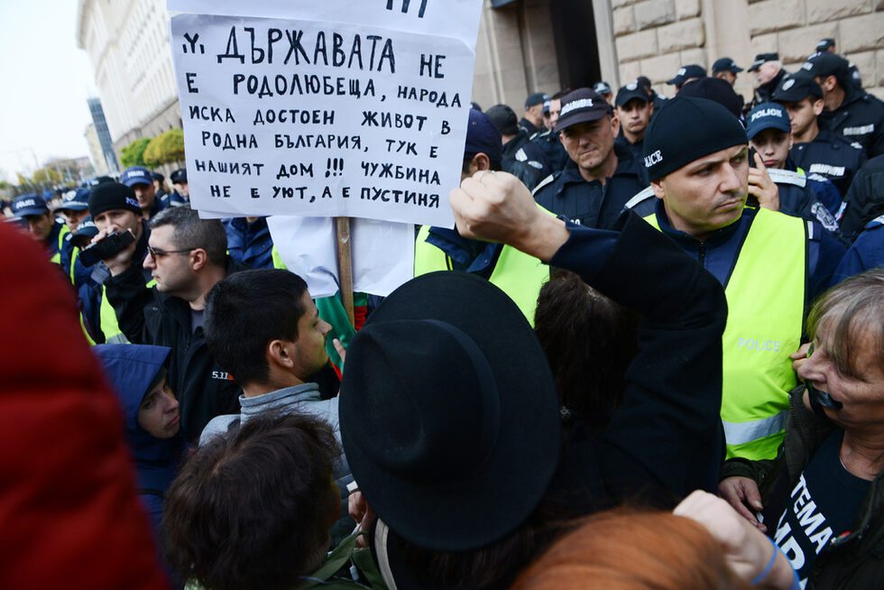 Протести за днес привечер са насрочени и в други градове на страната - Пловдив, Стара Загора, Варна, Бургас и др. Очаква се хора да се съберат и през българското посолство в Лондон.