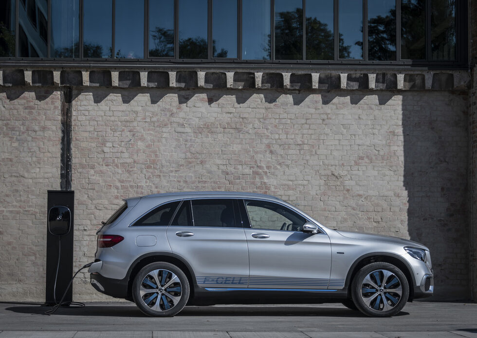 Що се отнася до цената на самия GLC F-Cell, в момента той се предлага само на оперативен лизинг, като се ползва срещу 799 евро на месец с включени застраховки, данъци и технически обслужвания.