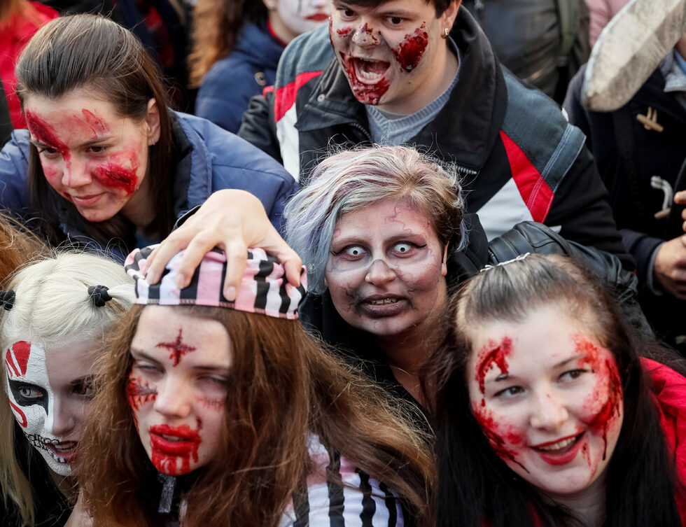 "Разходката на зомбитата" (Zombie Walkе) е инициатива, появила се в САЩ в началото на века. Идеята е гримирани и облечени като зомби хора да се разходят по улиците.