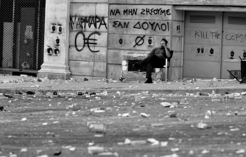 С <a href="http://dialogueofcultures.com/profile_bulgaria" target="_blank">проекта </a>Кожухаров, който е част от екипа на "Дневник", гостува на 13-ия международен форум за млади журналисти "Диалог и култура" (<a href="http://dialogueofcultures.com/?fbclid=IwAR3N54hvDO3i6WJLD5UbEL2sjj19vRo3IEzF6HZMgs9VaqN1kWpz4IxxtKw" target="_blank">Dialogue & Culture</a>). Той се провежда между 7 и 9 ноември в най-големия музей в Русия - Ермитажа в Санкт Петербург. <br /><br />На снимката: Гръцката столица Атина беше превзета от общонационална стачка на двата най-големи синдиката в страната. Стотици хиляди хора излизат на протест в центъра на града. Избухват тежки размирици, продължили и двата дни между протестиращите и гръцката полиция. 28 и 29 юни 2011 г.