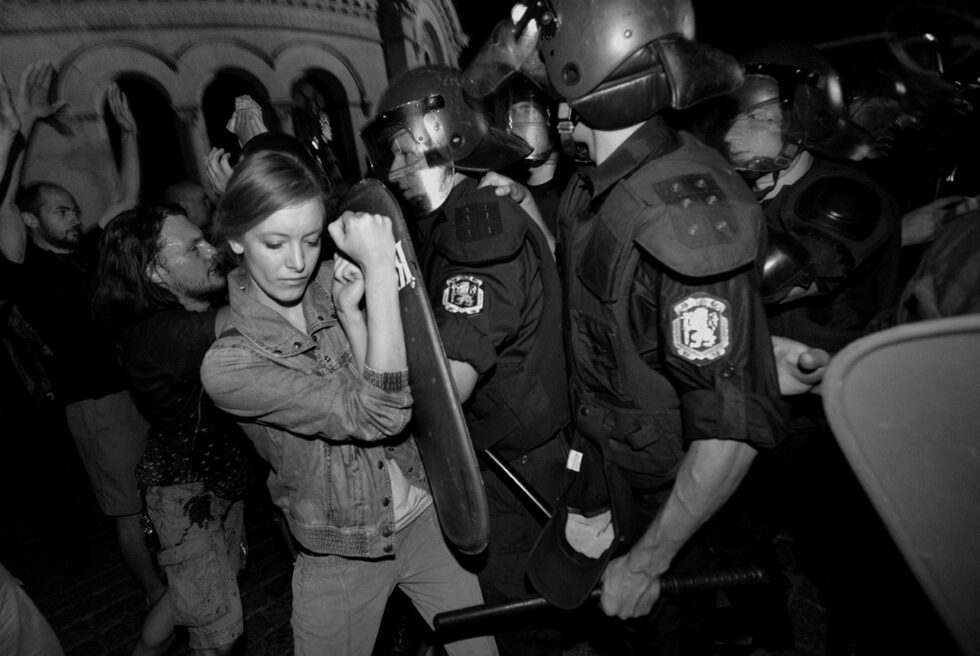 Снимките на Кожухаров са от местата, които той посещава през последните няколко години служебно или като фрийлансър.<br /><br />На снимката: През май 2013 г. в България започват протести срещу управляващото правителство на БСП. Протестите в столицата са всеки ден и продължават над 400 дни. На 40-ия ден от протестите демонстранти успяват да блокират сградата на парламента в София, докато управляващите са вътре. Полицията използва сила, за да разпръсне протестиращите.