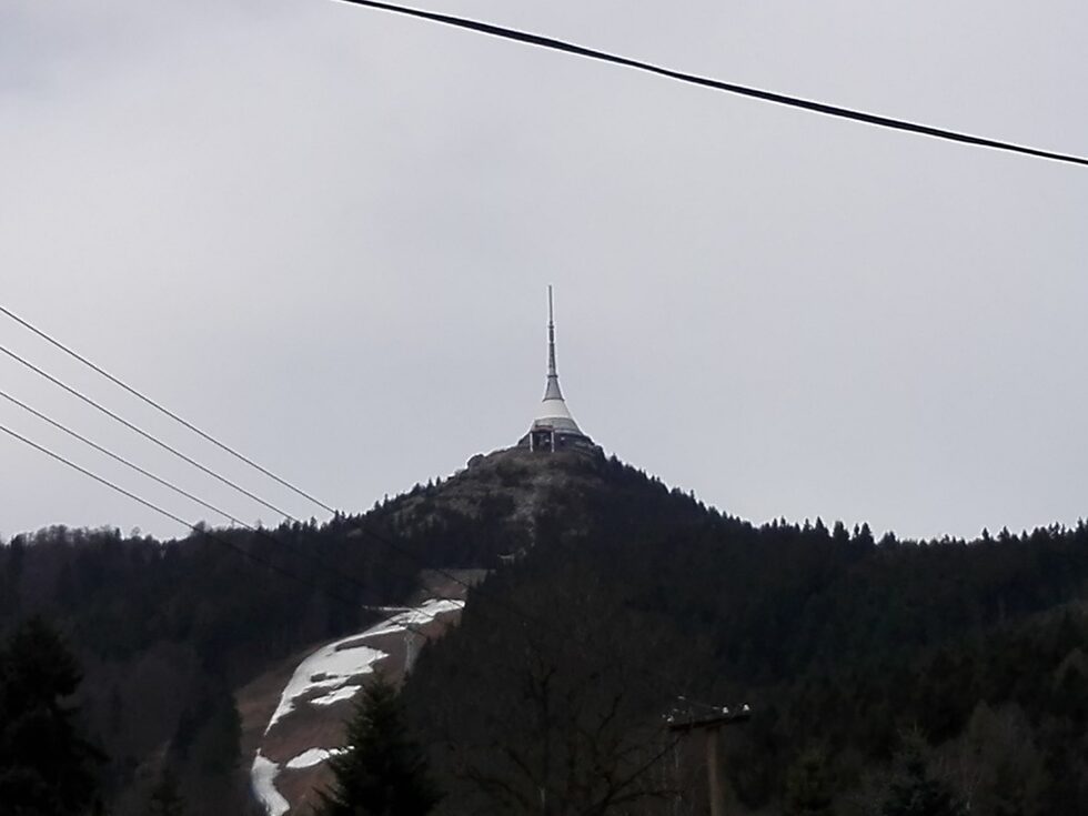 Височината на върха е 1012 метра, като върху него е построена телевизионна кула с хотелска част. Снимката е от късната пролет на 2018 г. Все още имаше тук таме сняг.
