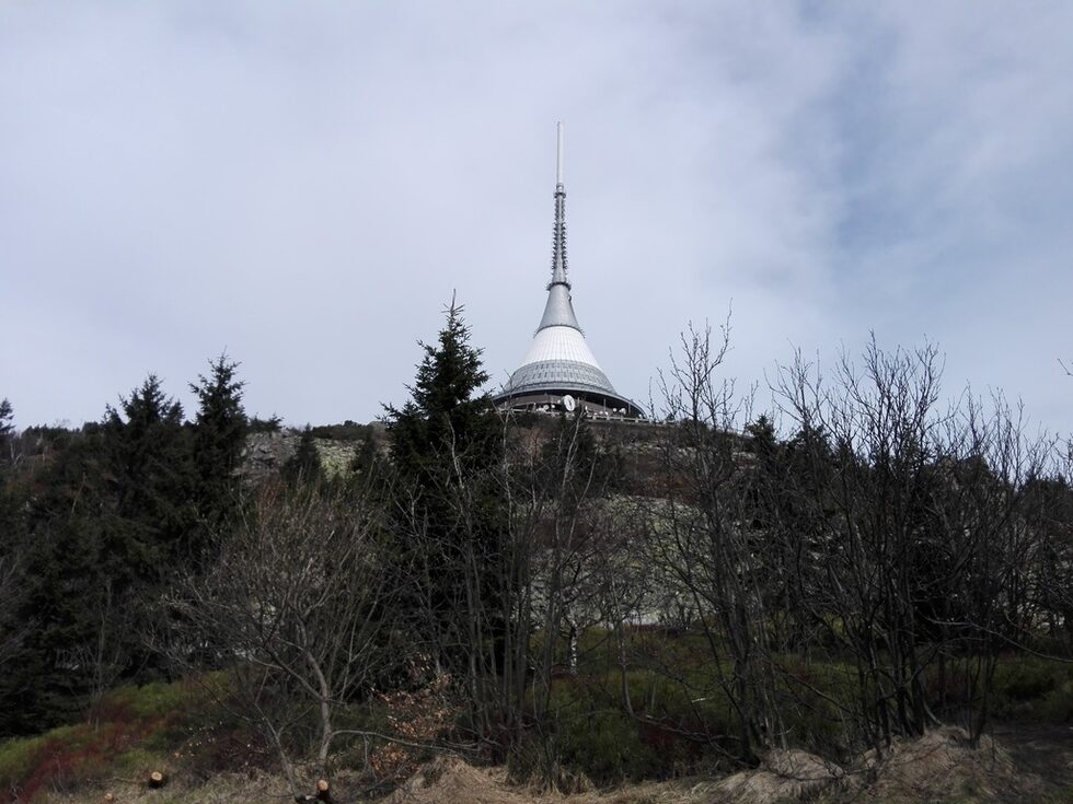 И зад завоя се показва телевизионната кула.<br />