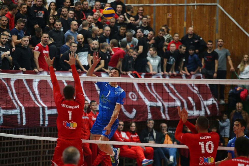 ЦСКА <a href="https://www.dnevnik.bg/sport/2018/11/17/3347669_cska_se_naloji_nad_levski_vuv_voleibolnoto_derbi/" target="_blank">победи "Левски" с 3:1 във волейболното дерби</a> на Суперлигата. Двубоят беше белязан от завръщането на Владимир Николов на полето 2.5 години, след като сложи край на кариерата си. Бившият капитан на националния отбор и настоящ треньор и президент на сините, влезе да играе заради многото контузии в състава си. На 41 години Николов беше с водеща роля в отбора си.<div> </div>