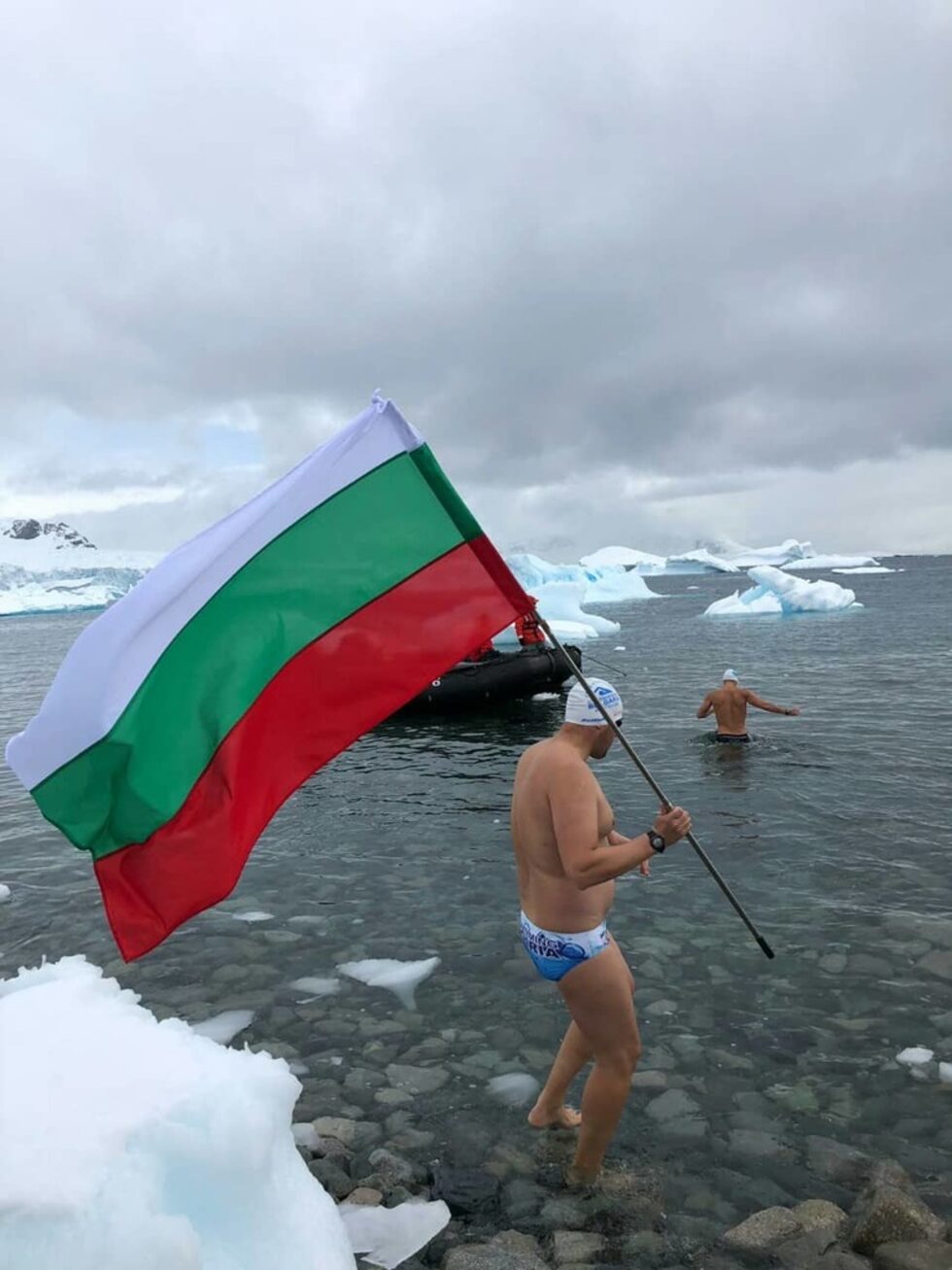 "Много съм щастлив и доволен от себе си. Имаше леко напрежение в последните дни заради постоянното отлагане на старта, но ето че вече всичко е в историята и, слава богу, българин е шампион на Антарктида в първото плуване", каза Стойчев.