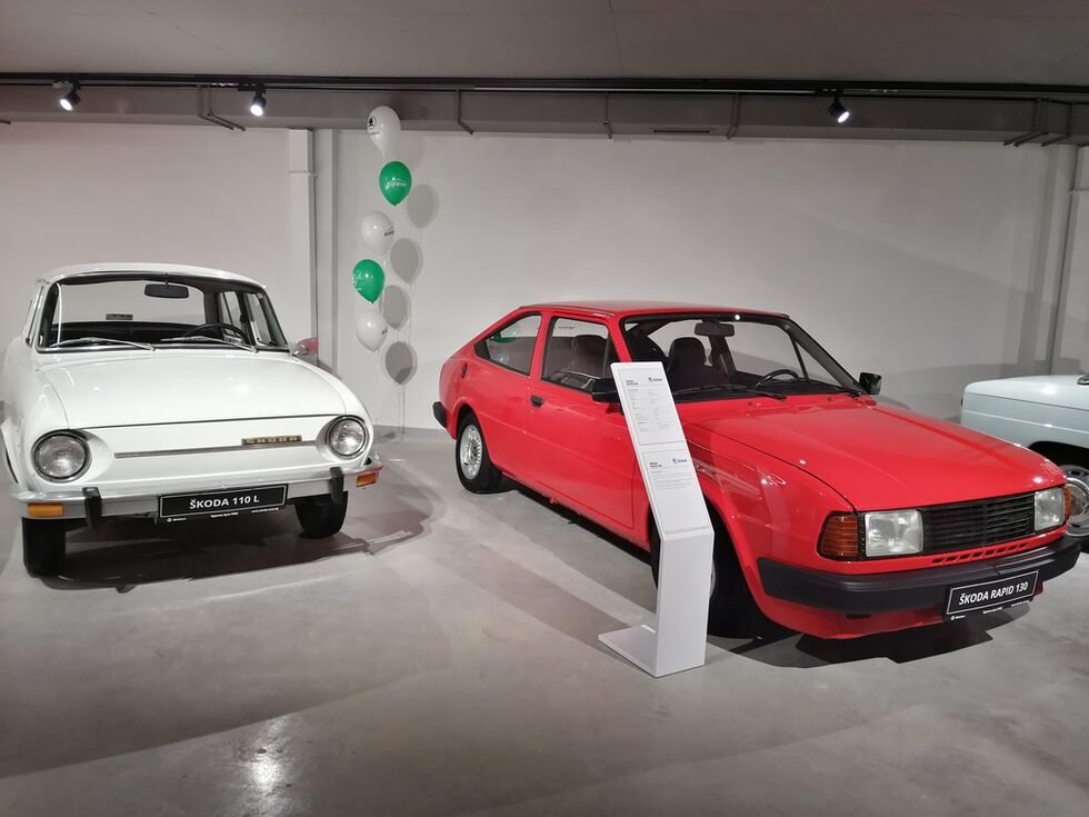 "Шкода" 110L (вляво) се прави между 1969 и 1977 г. Това е първият модел на чешката марка, от който са произведени над 1 млн. броя.