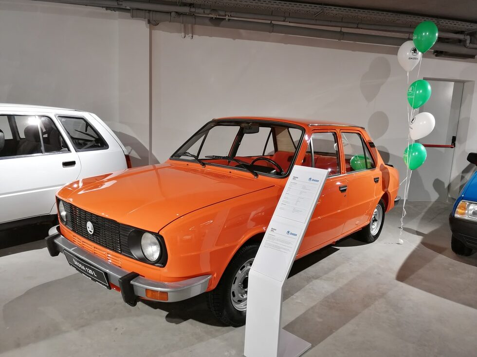 "Шкода" 120L е добре позната в България. Произвежда се от 1976 до 1990 година.<br /><br />Както и при 1000 МВ, моторът е отзад, а предаването е задно. Това е последният модел с тази компановка. <br /><br />Моторът е с 52 конски сили. От "Шкода" 120L са произведени над 2 млн. броя.
