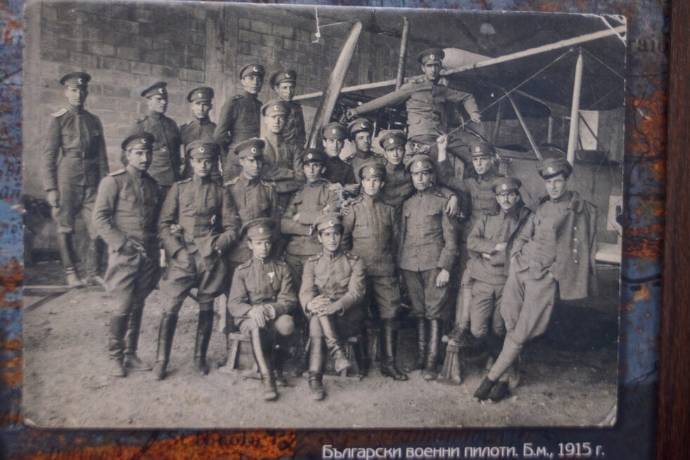 Първата световна война бележи апогея на артилерията, пушките, огнехвъргачките, а танковете все още са на хоризонта. Но в Първата световна война се ражда бойната авиация, включително българската. Българските пилоти се обучават в Германия и Италия, но вече и у нас.