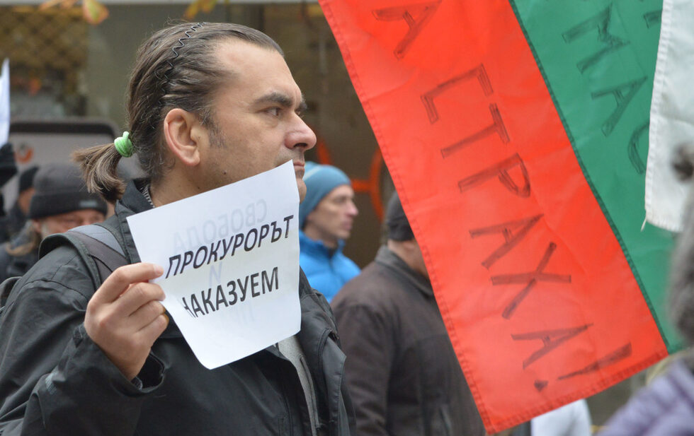 Прокуратурата протестира решението пред Апелативния съд за пускането на двете жени под домашен арест и в началото на седмицата на двете подсъдими беше наложена забрана за напускане на страната - въпреки че се намират в следствения арест.