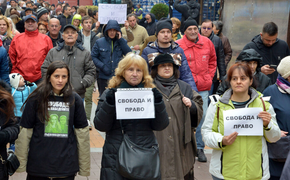 Гражданите искат оставката на главния прокурор Сотир Цацаров. Арестът на тези две жени е жива постановка, коментираха протестиращите