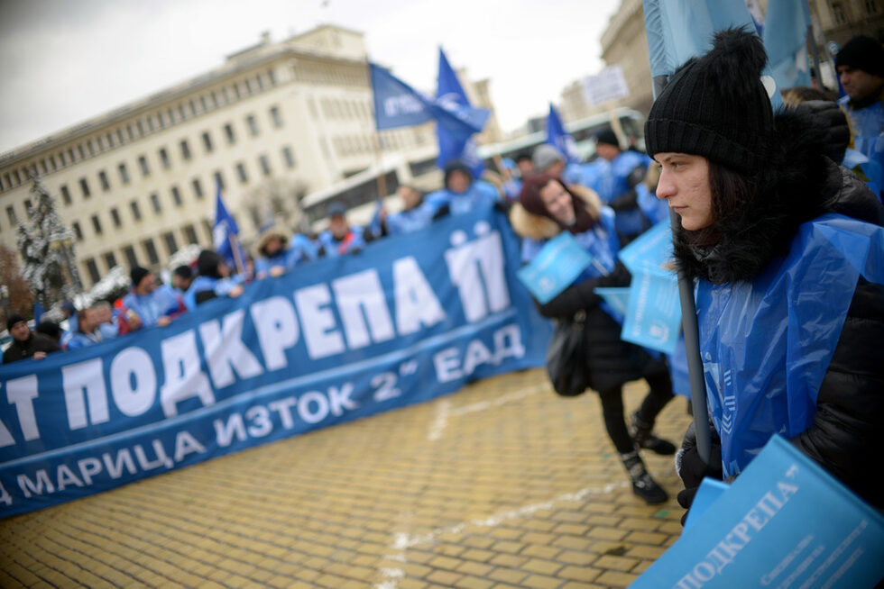 В протеста се включиха миньори от държавната мина "Марица изток" и работници и служители в държавния ТЕЦ "Марица изток 2".