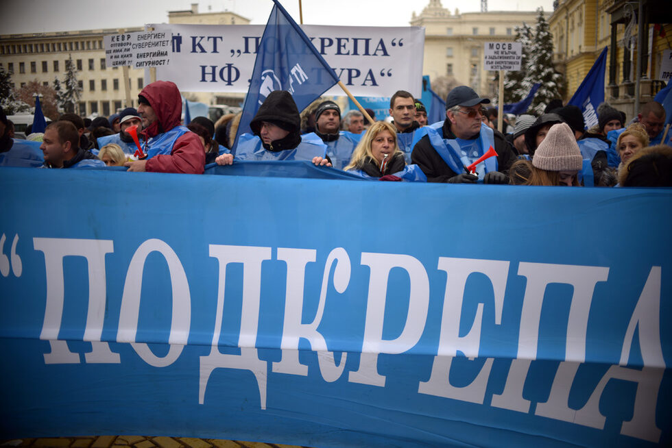 Шествието премина мълчаливо по жълтите павета като само свирки и вувузели огласяха заснежените софийски улици.