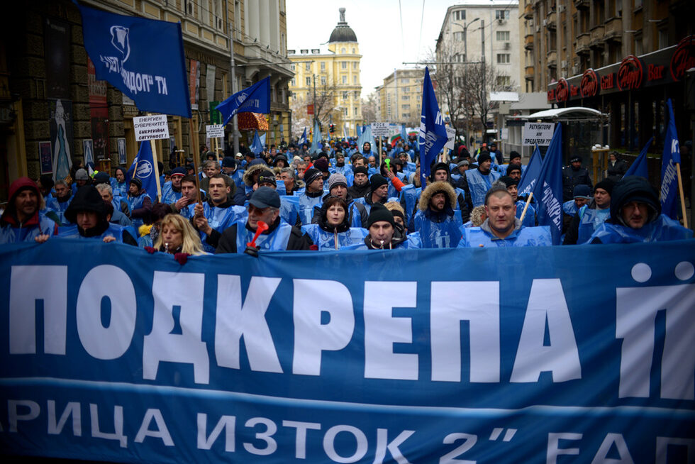 Пред протестиращите енергийният министър Теменужка Петкова увери, че дерогацията (т.е. изключването от европейските правила) на ТЕЦ "Марица-изток 2" и на останалите централи в комплекса е вече на финалната си права, както най-напреднала е за държавната централа.