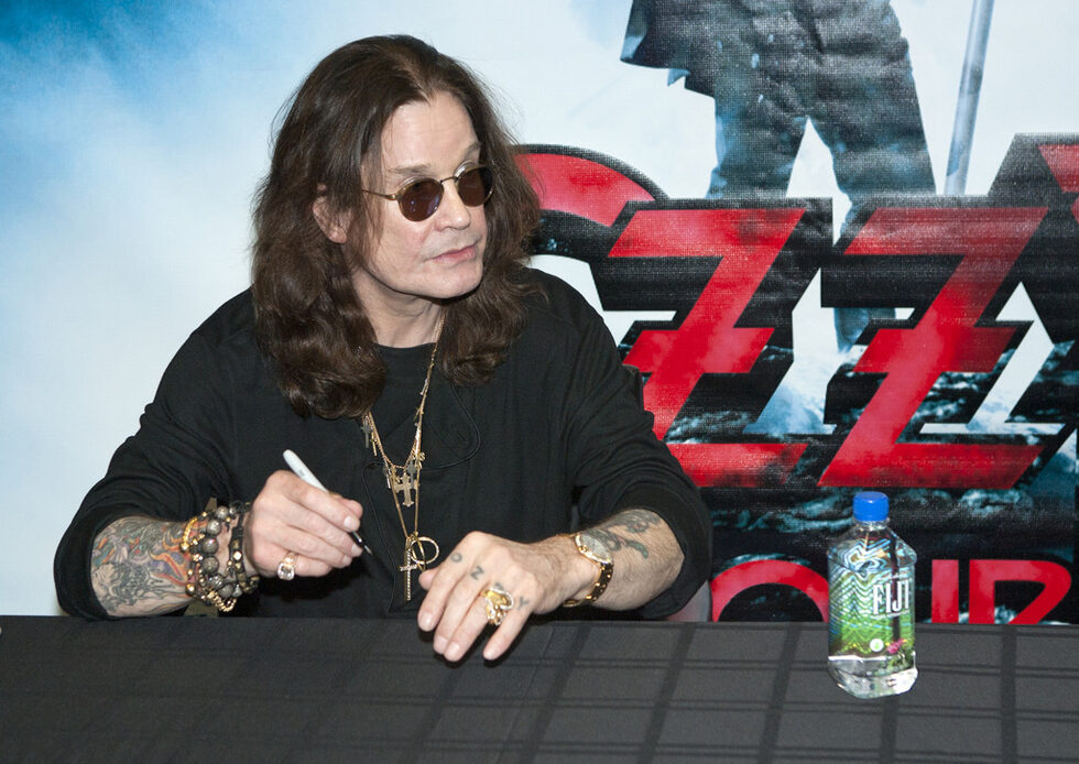 През 2001 година MTV започва риалити шоуто The Osbournes, в което телевизионен екип следи всяка стъпка на членовете на семейството на Ози Озбърн в продължение на няколко месеца. В него участват Шарън, дъщеря им Кели и синът му Джак. Втората дъщеря Ейми отказва да се включи и дори остро критикува семейството си заради шоуто.