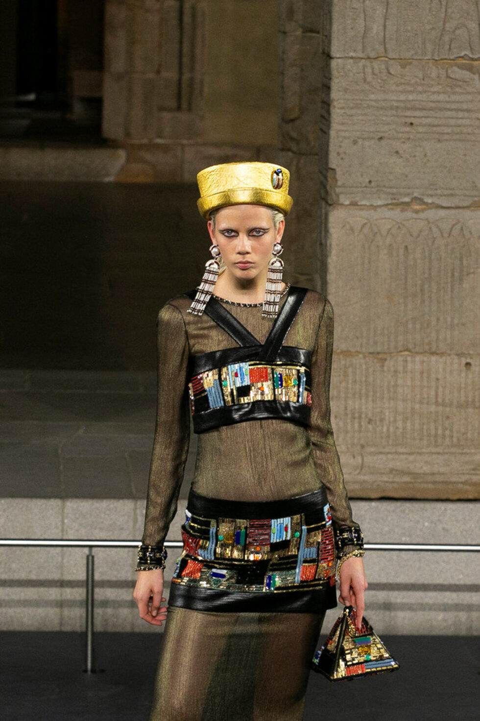 Metiers d’art e моден жанр, уникален за "Шанел", предназначен, за да демонстрира майсторството на 26-те специалисти в ателието при изработката на модели. Ателието е собственост на марката и в него се осъществяват най-специфичните детайли - от бродерии, през използването на пера, изработката на ръкавици и плетива.