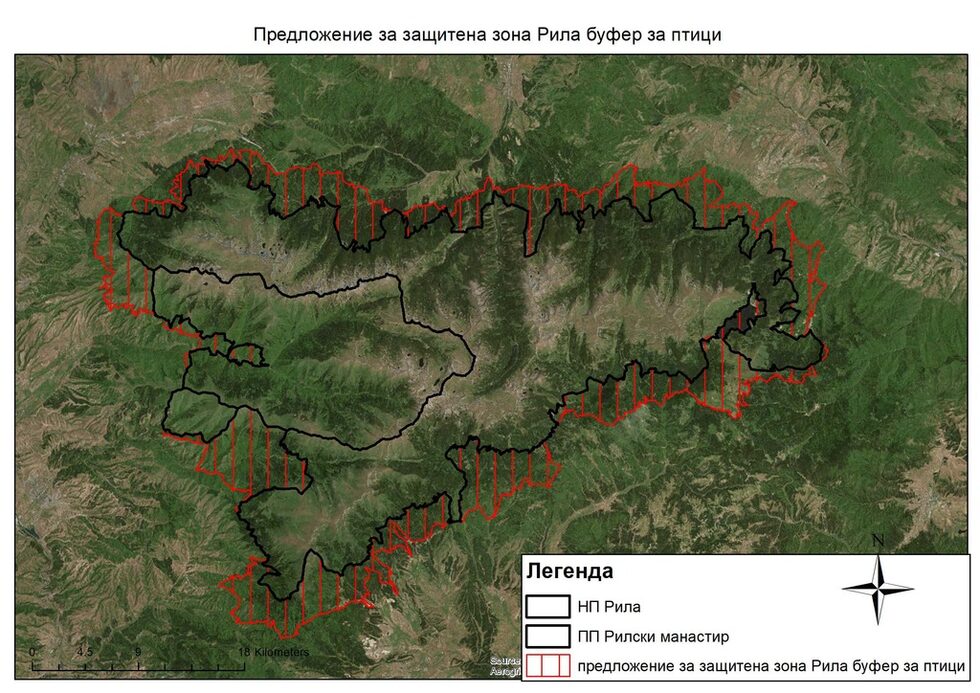 Още през 2007 г. Еврокомисията предупреди България, че трябва да обяви допълнителни територии в Рила, както за местообитанията на мечката и рибата главоч, така и за няколко редки диви птици. Оттогава досега Министерството на околната среда и водите бави обявяването на двете зони за птици и за местообитания, които са с почти идентична територия. Тя съвпада с обсъждани проекти за лифтове и ски писти.<br /><br />След седем години изчакване, през 2014г. Комисията започна наказателна процедура за липсата на зона за опазване на птиците, която завърши осъдителна присъда срещу България през 2018 г.<br /><br />На снимката: Проект на Българското дружество за защита на птиците за зона "Рила буфер" за птиците.