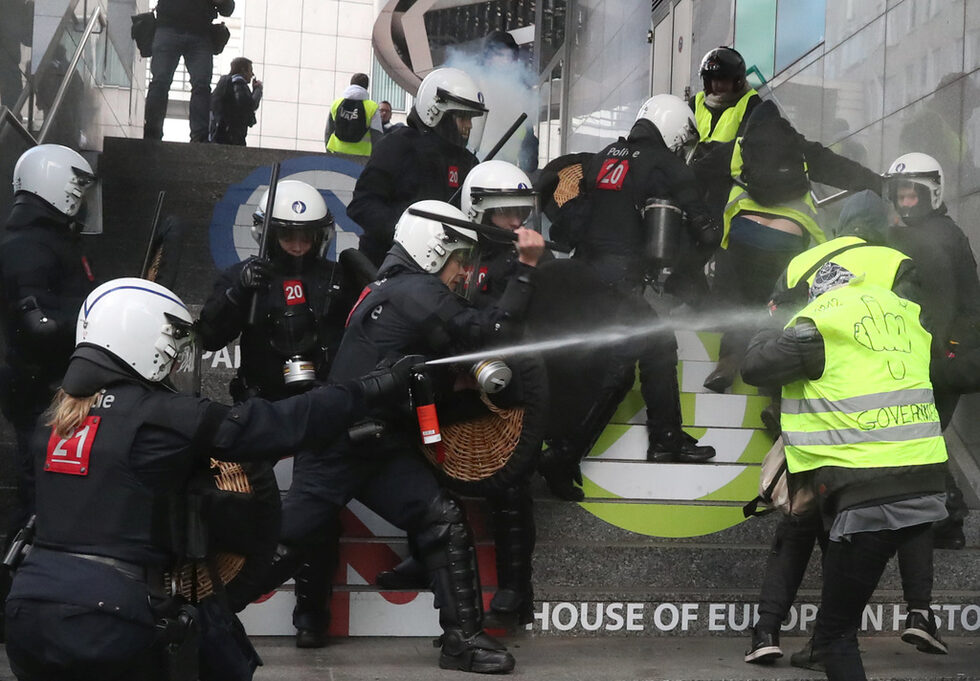 Протестиращите в Брюксел опитаха да нахлуят в сградата на Европейската комисия, но не бяха допуснати.
