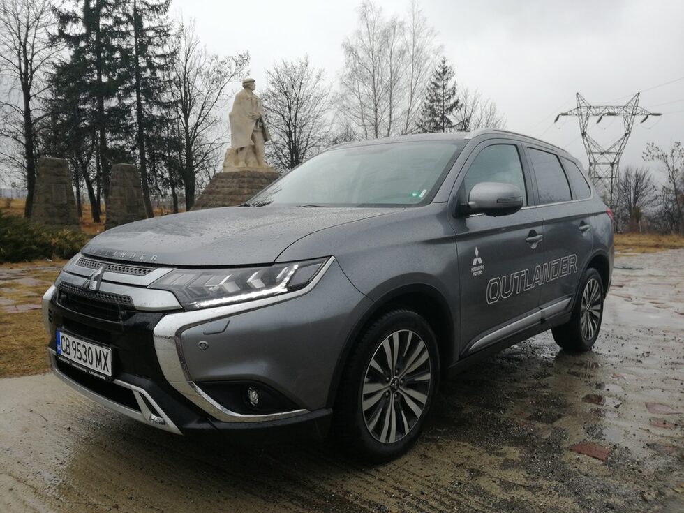 Вече в частта със завоите на подбалканския път бързо разбрах, че изключително меката и приятна возия си има и своята неприятна страна – твърде сериозен наклон на каросерията.<br /><br />От друга страна обаче, тази особеност ме отказа от каквито и да е експерименти, свързани с поддържането на висока скорост на мокър път, като имах време да се насладя на пейзажа, все още доста интересен на ръба между есента и зимата.