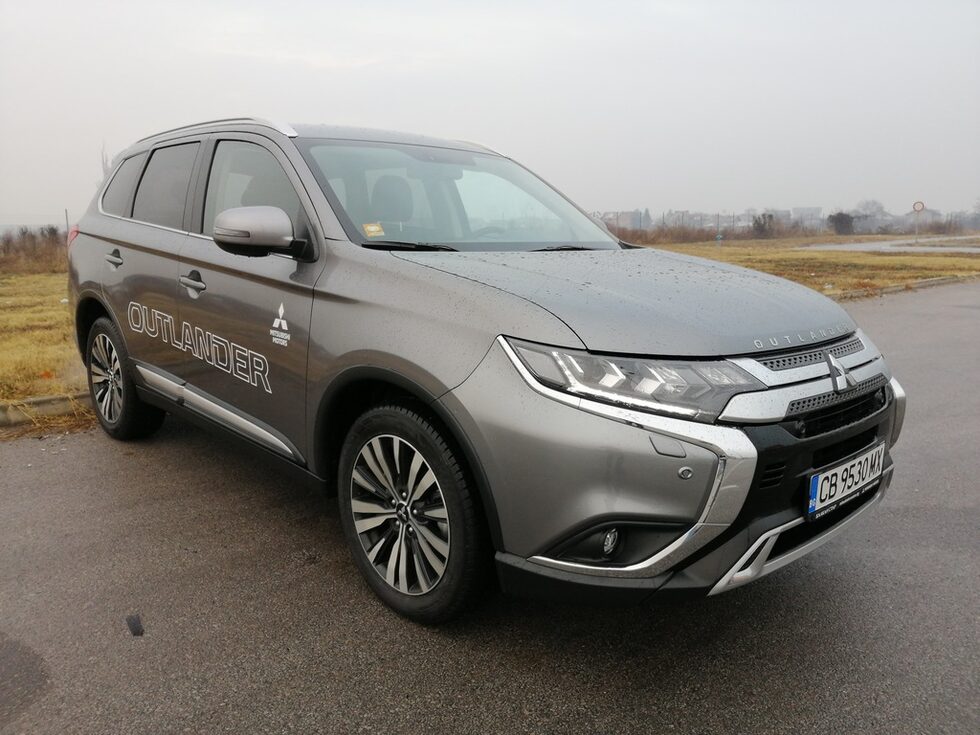Така екипиран, в града кросоувърът на Mitsubishi е много приятен за каране, като създава усещане за спокойствие и сигурност. Автоматът сменя предавките незабележимо, а високата позиция на седене определено е предимство.<br /><br />Маневреността е отлична за автомобил с подобни размери, като камерата за движение на заден ход дава отличен образ, но е склонна към лесно зацапване.<br /><br />