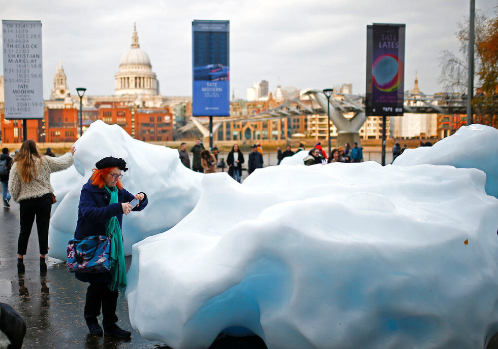 Проектът Ice Watch London ще бъде на показ до 21 декември, ако времето не разтопи всички събрани късове преди това. След тази дата всеки останал леден блок ще бъде дарен на местни общности и културни институции като част от по-голяма образователна програма.
