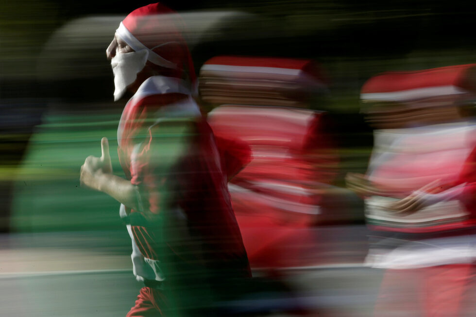 Участник в ежегодното състезание, известно като Run Santa Run, в Монтерей, Мексико.