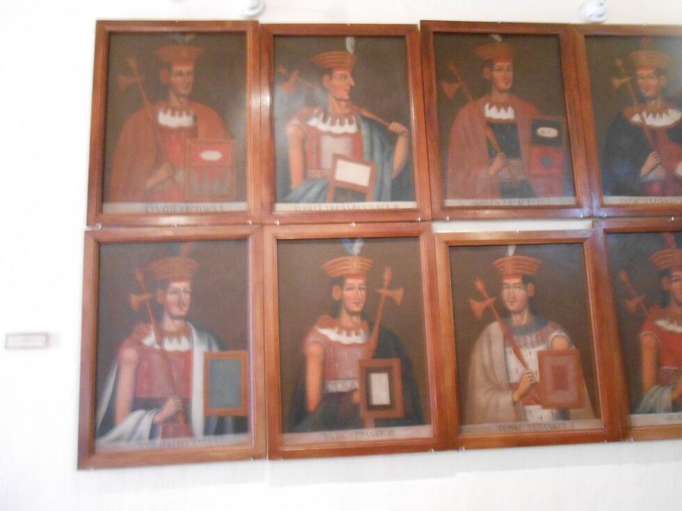 На 15 ноември 1533 г. в града влиза рицарят-завоевател Франциско Писаро и по испанските правила те наново строят вече свой град. Куско е като пума ("мощта"), както се полага на една столица. По замисъл градът е строен съобразно анатомията на животното. Например името на района Пумакчуку значи "опашката на пумата", Гуакайпата –"тялото й". Главата се намира на територията на Саксауамана , а градската крепостна стена съответства на зъбите й. Тестисите не липсват: като отидете и се разходите, да ги видите и снимате. Градът значително е разширен от Пачакути, който от град-държава го превръща в империя. Но се смята, че първостроител е народът Вари. Пачакути изгражда няколко двореца и обновява храма на Слънцето – сега Кориканча. Столицата е разделена на четири части, от всяка води важен път към съответната част на империята. Интересното е, че всеки носител на титлата Инка е смятал за свой дълг да построи къща, дори да има в наследство. Така градът се разраства. Тази традиция е жива до ден днешен в Перу – всеки мъж, макар и да има, един ден е длъжен да постои своя къща, щом стане глава на семейство. Това е династията инки. Много си приличат, преки роднини са. Обикновено са се женили за най-голямата си сестра. Но не чух за раждане на деца с увреждания в родословието им. Били са дребни 1.50-1.60 м. С трапецовидни тела – широки рамене за поемане на повече кислород, и тънки, силни и гъвкави крака за катерене из планината. Съвременните перуанци са същите. Но тези ми се струват с европеидни черти, за разлика от съвременните хора тук – преки потомци на монголоидната раса, която се заселва по тези земи от Азия преди 15 хиляди години.