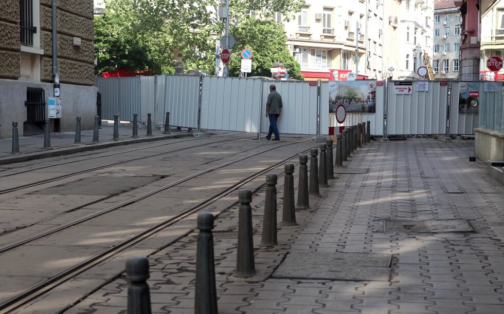Промяна в проекта за ремонта доведе до оставката на зам.-кмета по транспорт Евгени Крусев, който получи обвинение от прокуратурата, че действията му могат да доведат до щета за общината от 5 млн. лева.