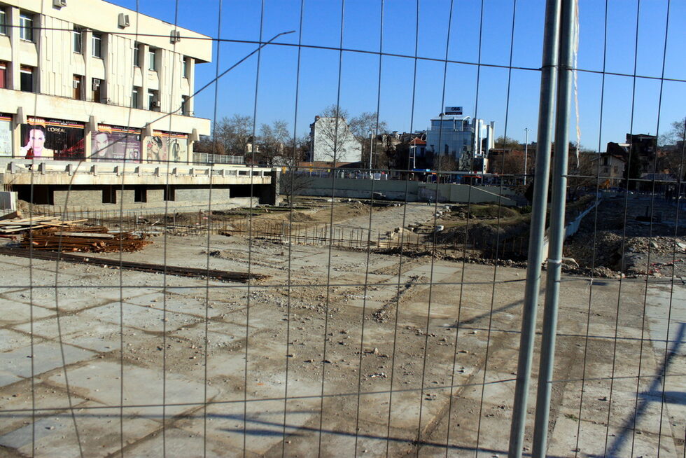 Пред пощата също е разкопано и оградено.