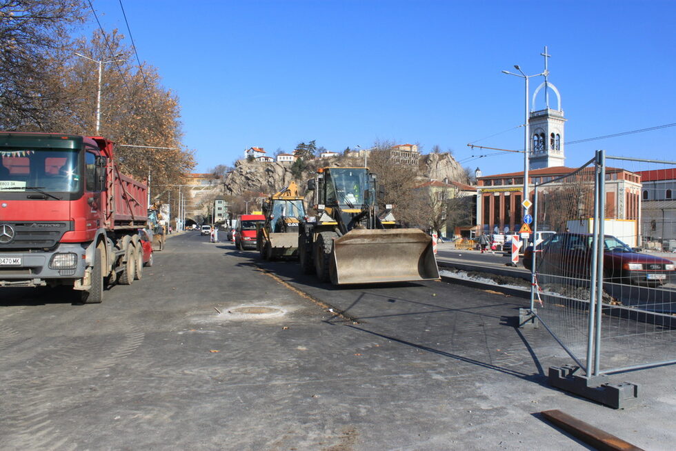 Затварянето на булеварда <a href="https://www.dnevnik.bg/bulgaria/2018/12/26/3367342_zatvaria_se_za_20_dni_bul_car_boris_treti_obedinitel/" target="_blank">предизвиква големи задръствания</a> в града.