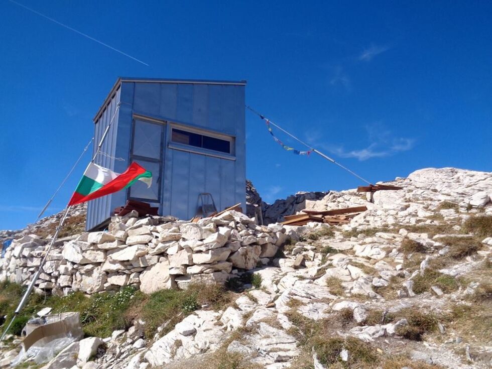 Кой е <a href="https://www.dnevnik.bg/bulgaria/2019/01/13/3369022_chovekut_koito_znae_ezika_na_planinata/" target="_blank">"Човекът, който знае езика на планината"</a> и с какво стана известен, какво го тегли към планината и прости ли са простите неща, разказахме през януари. Досега статията е прочетена 18100 пъти, което я прави десетата най-четена в "На път".