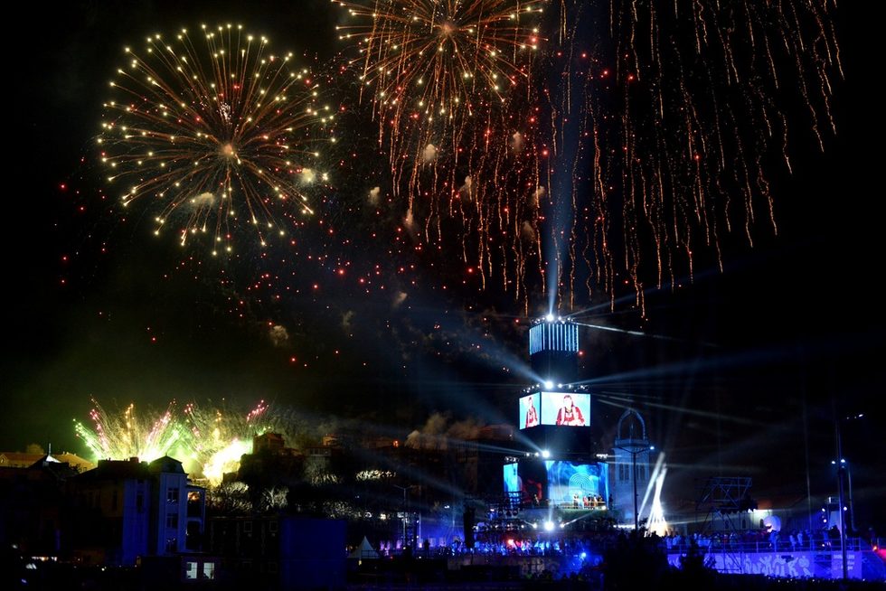 Шоуто завърши с изпълнение на Валя Балканска и заря.
