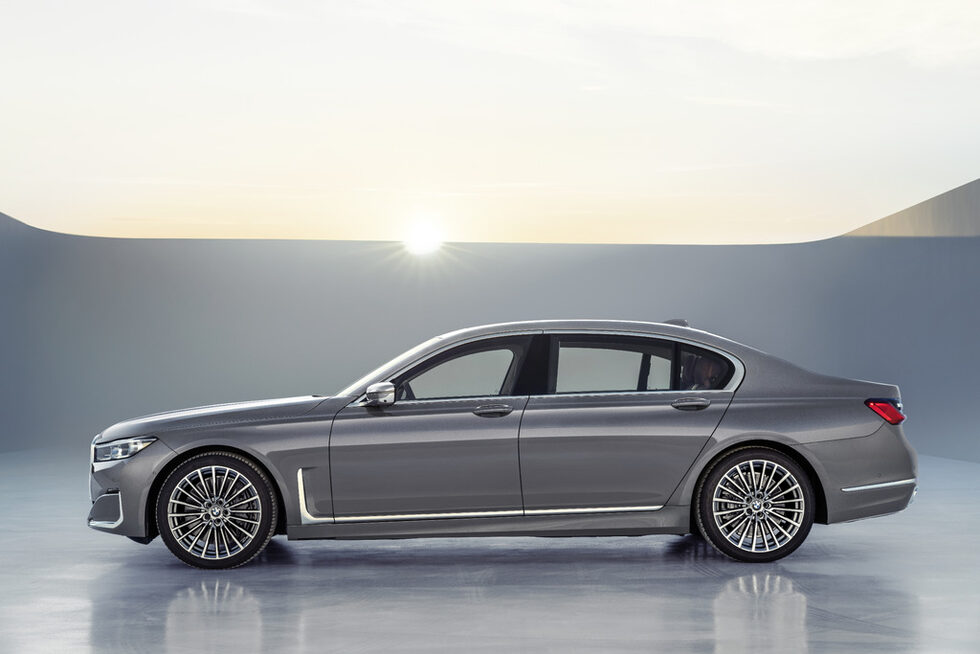 На върха в дизеловата гама е моделът 750d xDrive. Неговият редови шестцилиндров двигател е с 400 к.с. и 760 Нм, достатъчни за ускорение до 100 км/ч за 4.6 секунди. Средният разход на гориво е 5.8 л/100 км.