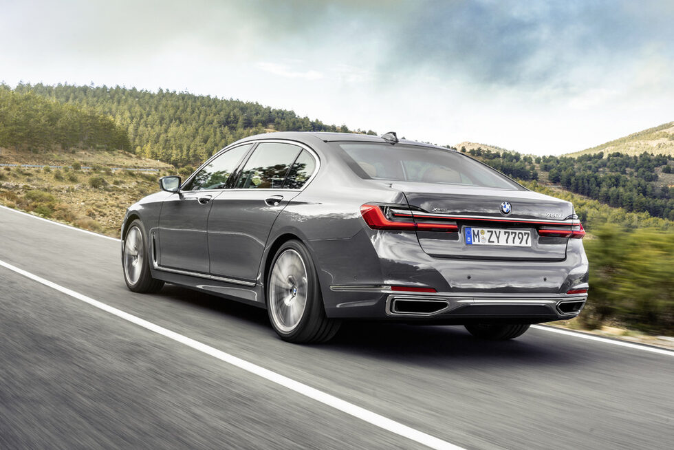 БМВ 740d xDrive е с 320 коня и 680 Нм. При този модел 100 км/ч се достигат 5.3 секунди след потеглянето. Разходът е 5.6 л/100 км.