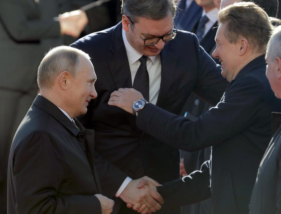 Путин и Вучич поздравяват тук главния изпълнителен директор на "Газпром" Алексей Милер.