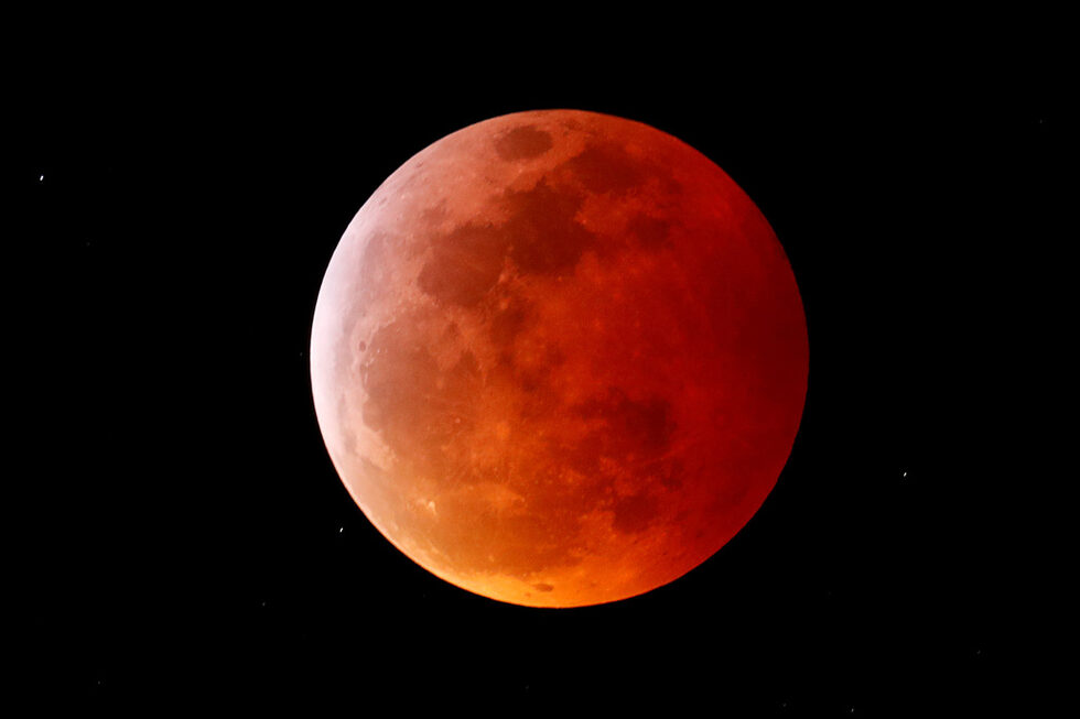 <a href="https://www.dnevnik.bg/photos/2019/01/21/3377683_fotogaleriia_poslednoto_lunno_zatumnenie_zasega/" target="_blank">Днес сутринта можеше да се наблюдава първото и единствено пълно лунно затъмнение за 2019 г.</a><br /><br />Заради навлизането на Луната в земната сянка и специфичното пречупване на светлината можеше да се наблюдава т.нар. кървава Луна.