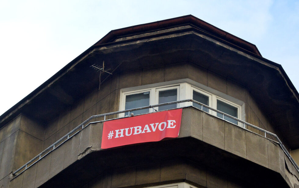 Хубаво е. Тази, заимствана от "Фейсбук", оценка на ремонтите в центъра на София се появи на последния етаж на кооперация на площад Славейков". Хаштагът #HUBAVOE иронизира обяснението на администрацията за лошото качество на ремонта: "Хубаво е, но не е готово", което бързо се превърна в крилата фраза.