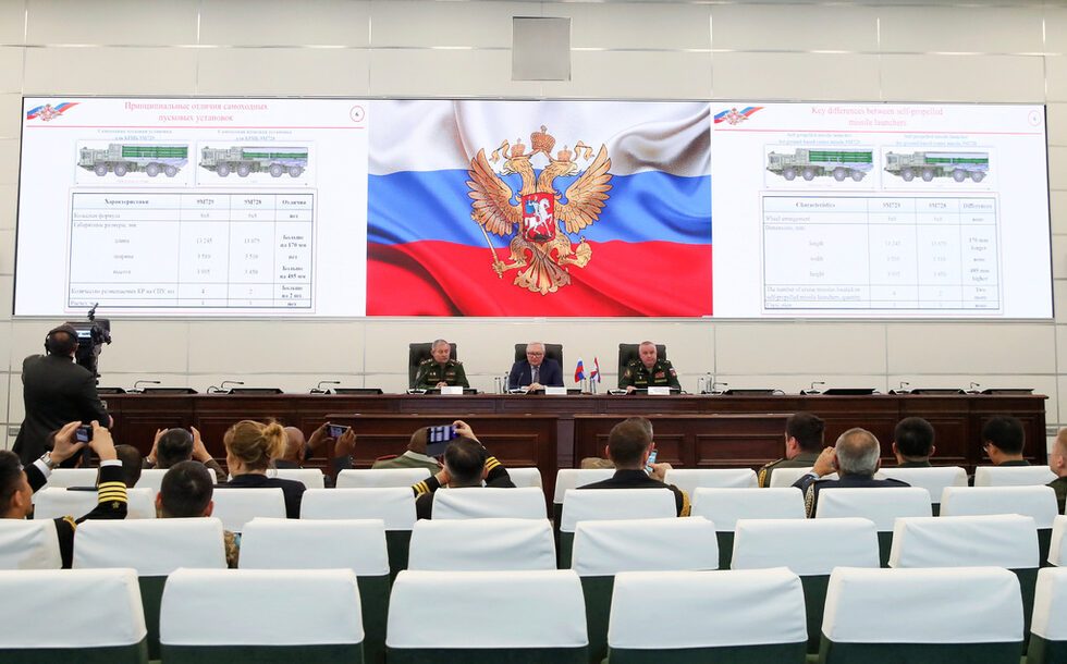 В опит да опровергае САЩ, че не нарушава Договора за ракетите с малък и среден обсег, и да убеди Вашингтон да не го напусне на 2 февруари днес Русия демонстрира пред военни аташета и журналисти крилата ракета, за която доскоро твърдеше, че не притежава.