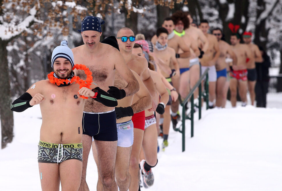 <a href="https://www.dnevnik.bg/photos/2019/01/27/3380998_fotogaleriia_po_gashti_v_snega/" target="_blank">Десетки ентусиасти излязоха по боксерки в снега в столицата на Сърбия Белград в годишното състезание по бягане по долни гащи Belgrade Underpants Run 2019. </a>