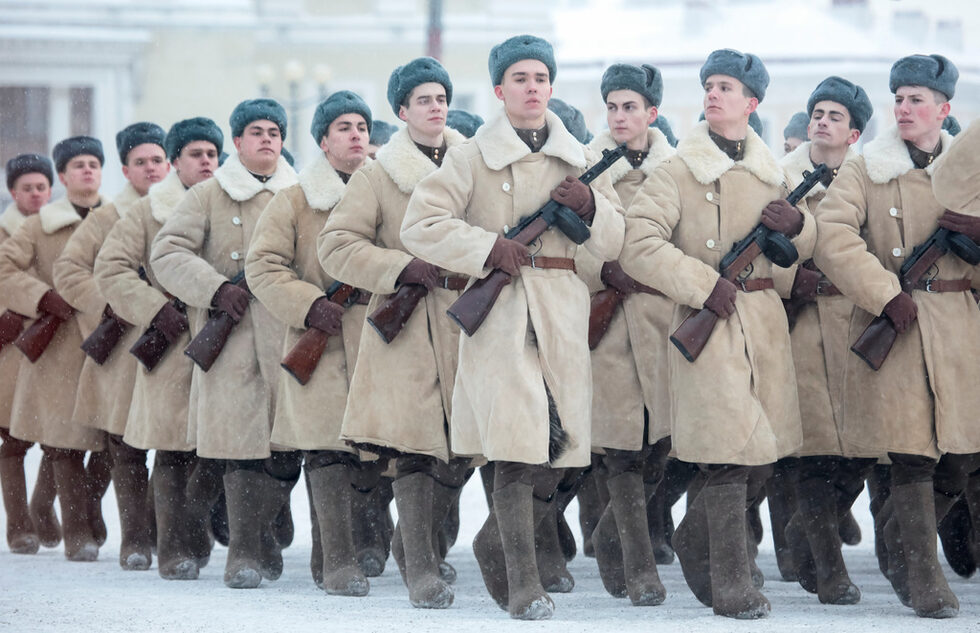 Военните части преминаха по улиците на северната руска столица при температури от минус 18 градуса.