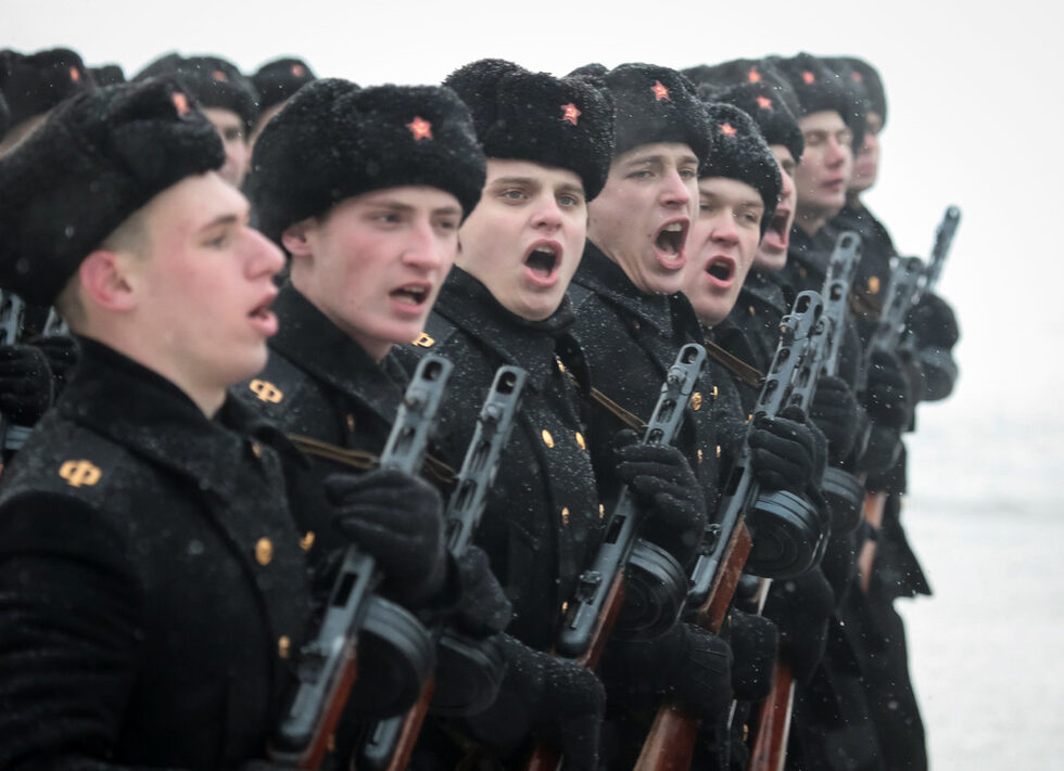 <a href="https://www.dnevnik.bg/analizi/2015/01/16/2454213_rusiia_i_blokadata/" target="_blank">В най-гладните дни на блокадата</a> работническата норма хляб е 250 грама, детската – 125. През трудните месеци на януари-февруари 1942 г. температурите стигат до минус 35 градуса, снежната покривка е почти метър. Жителите са принудени да ядат всякакви обелки, остатъци от кожа, сапун, свещи. Изгарят в печките мебелите и книгите си, за да се стоплят. По същото време в двореца "Смолни", люлката на болшевишката революция, където е ръководството н аграда, през цялото време на обсадата има вода, ток и отопление, канализацията работи, сочат свидетелства на очевидци.