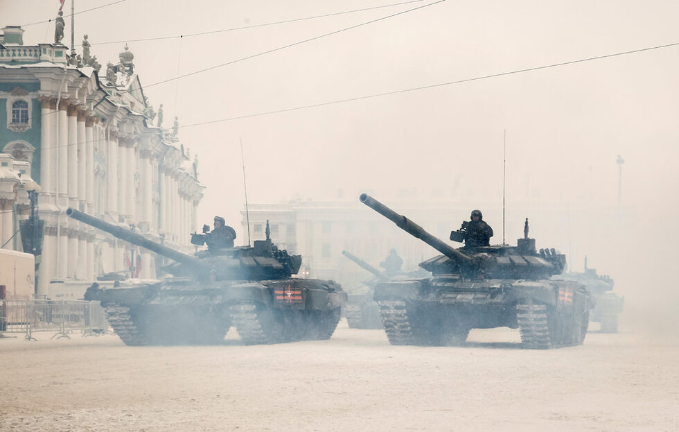 Над 2500 войници и 80 военни машини участваха в Санкт Петербург в парад по повод 75-ата годишнина от освобождението на града (тогава Ленинград) от нацистката блокада през Втората световна война.<br />
